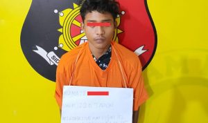 Pelaku ketika diamankan petugas kepolisian.(Istimewa)