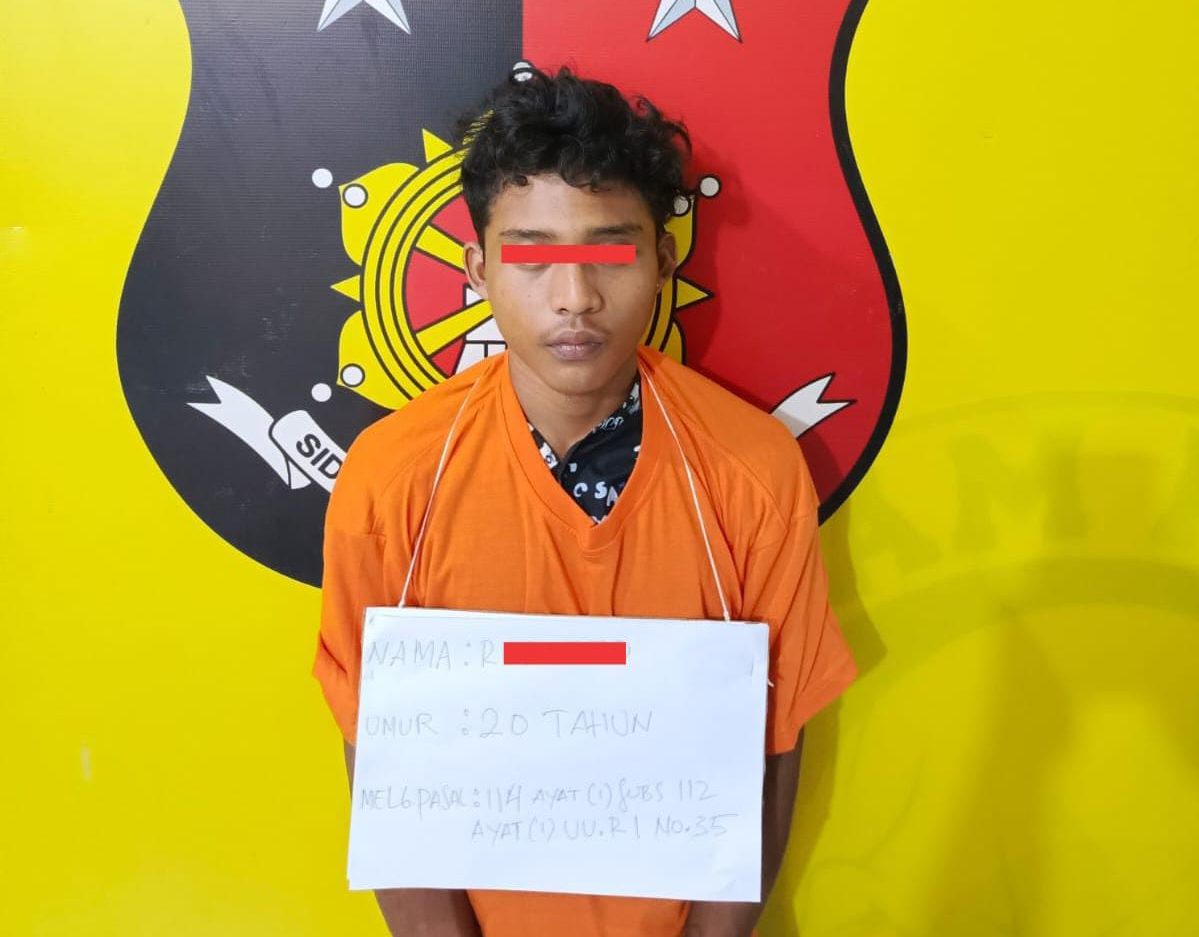 Pelaku ketika diamankan petugas kepolisian.(Istimewa)