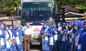 Bupati Tapsel Dolly Pasaribu saat melepas jemaah BKMT Tapsel menuju palas dalam rangka silaturahim. Foto : BP/Ist