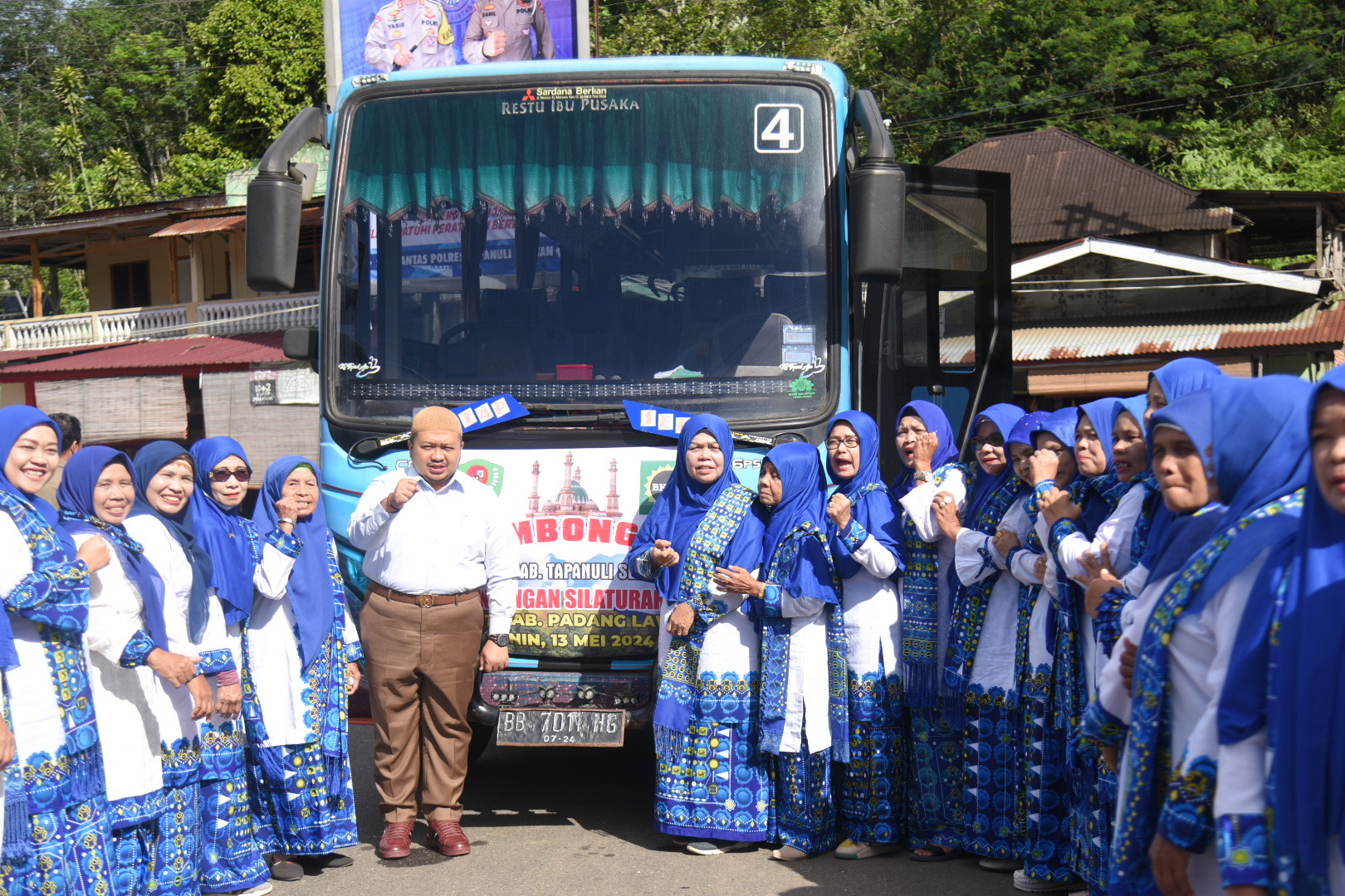 Bupati Tapsel Dolly Pasaribu saat melepas jemaah BKMT Tapsel menuju palas dalam rangka silaturahim. Foto : BP/Ist