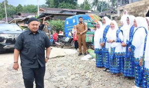 Bupati Tapsel Dolly Pasaribu saat menghadiri pengajian BKMT Kecamatan di Desa Sihopur, Kecamatan Angkola Selatan, Senin (14/5-24). Foto : BP/Ist