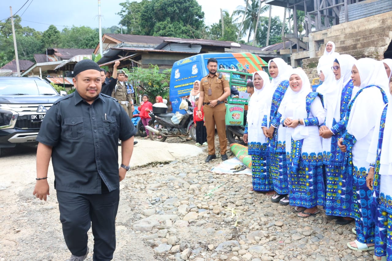 Bupati Tapsel Dolly Pasaribu saat menghadiri pengajian BKMT Kecamatan di Desa Sihopur, Kecamatan Angkola Selatan, Senin (14/5-24). Foto : BP/Ist