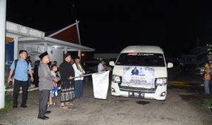 Bupati Tapsel Dolly Pasaribu saat melepasa peserta TC MTQ Kafilah Tapsel ke Medan dari halaman eks Kantor Bupati Tapsel di Padangsidimpuan. Foto : BP/Ist