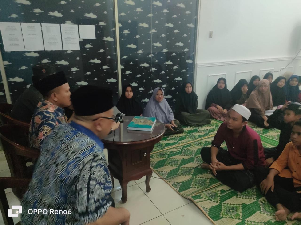 Para Kafilah MTQ Tapsel saat mengikuti TC di Medan dengan berbagai latihan oleh pelatih nasional dan Sumut. Foto : BP/Ist