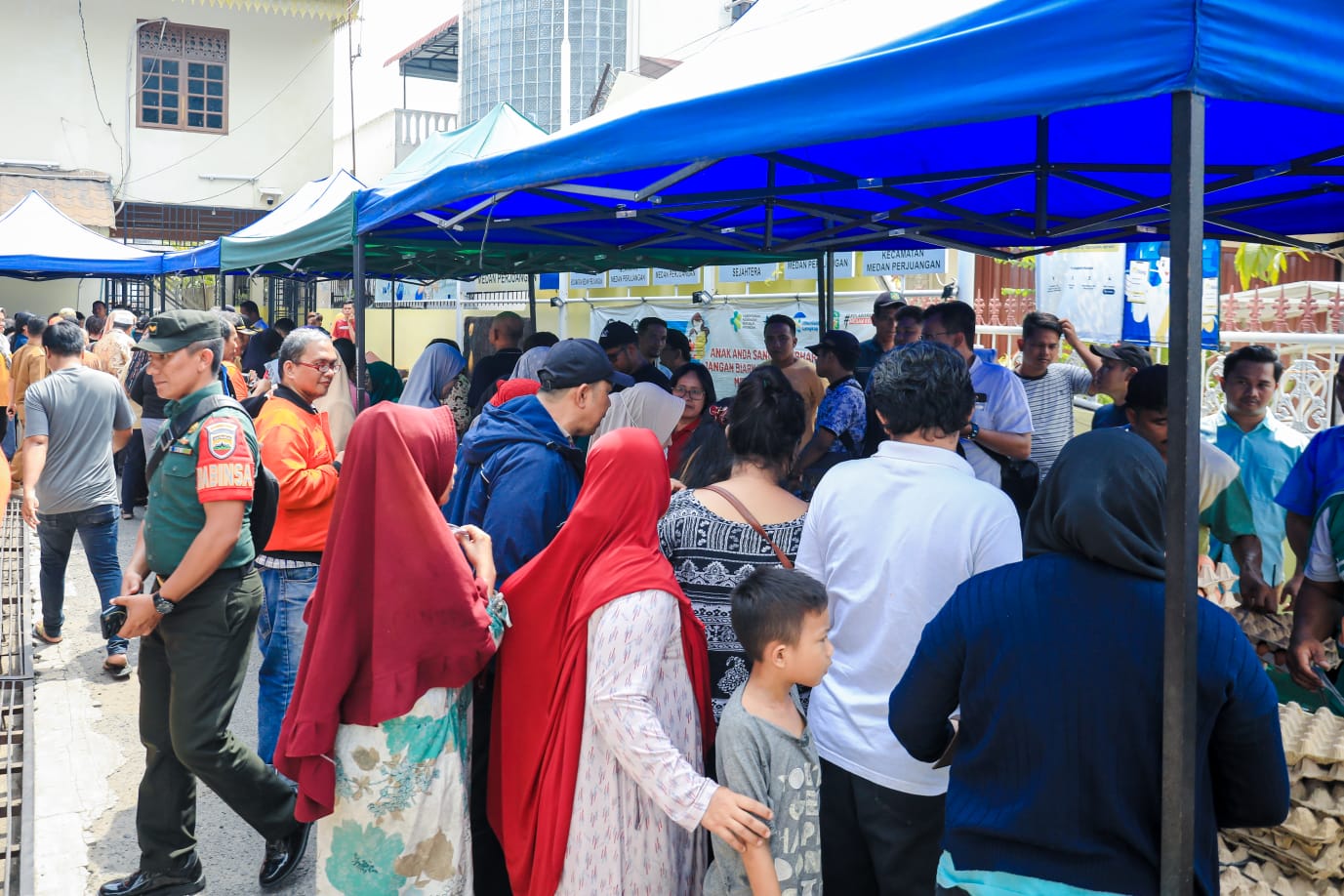 Warga antusias berbelanja di pasar murah. BP/erwan