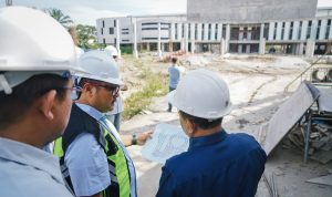Pj Sekda Medan Topan Ginting saat meninjau proyek pembangunan Gedung Kolaborasi UMKM Square. BP/erwan