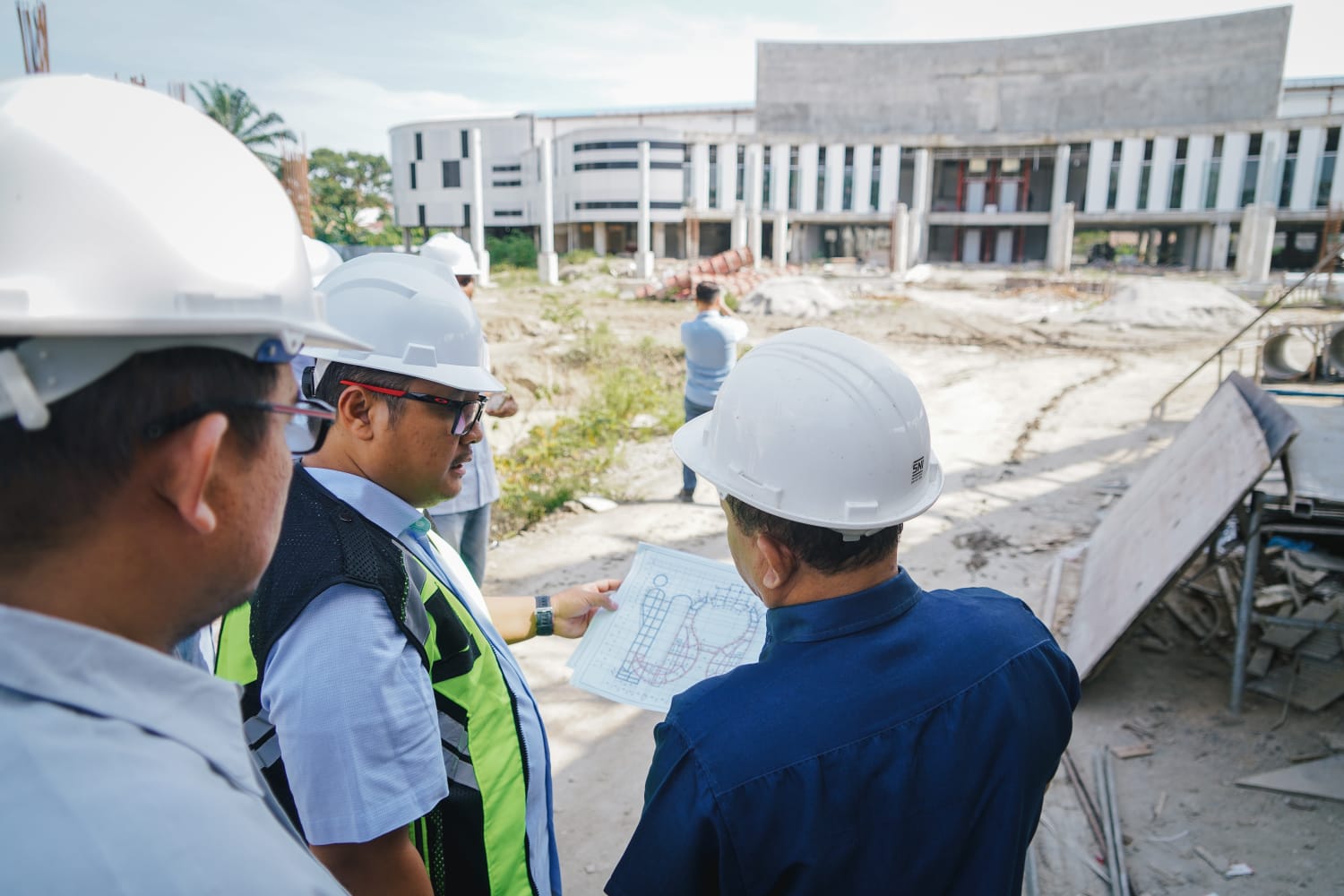 Pj Sekda Medan Topan Ginting saat meninjau proyek pembangunan Gedung Kolaborasi UMKM Square. BP/erwan