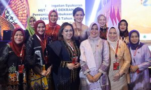 Ketua Dekranasda Tapsel Ny Rosalina Dolly Pasaribu foto bersama dengan peserta lainnya pada acara puncak HUT Dekranas ke-44 di Kota Solo Provinsi Jawa Tengah, Rabu (15/5-24). Foto : BP/Ist