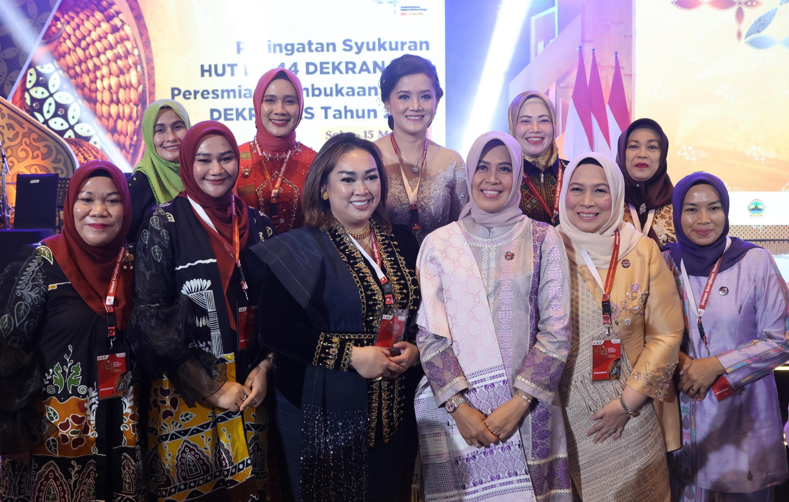 Ketua Dekranasda Tapsel Ny Rosalina Dolly Pasaribu foto bersama dengan peserta lainnya pada acara puncak HUT Dekranas ke-44 di Kota Solo Provinsi Jawa Tengah, Rabu (15/5-24). Foto : BP/Ist