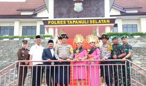 Bupati Tapsel Dolly Pasaribu foto bersama dengan Kapoldasu di Mapolres Tapsrl saat Kunker dan Syukuran, Rabu (15/5-24). Foto : BP/Ist