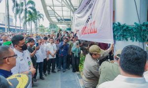 Wali Kota Medan Bobby Nasution segel Mall Centre Point Jalan Jawa, Kecamatan Medan Timur, Rabu (15/5/2024). BP/erwan