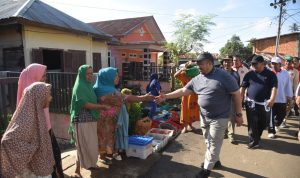Bupati Tapsel Dolly Pasaribu saat melakukan Jalan Santai berkesempatan sambil menyapa warga di Pargarutan Julu Kecamatan Angkola Timur, Jum'at pagi (17/5-24). Foto : BP/Ist