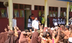Bupati Tapsel Dolly Pasaribu saat mengunjungi SDN 101112 Desa Sipange Kecamatan Sayurmatinggi sekaligus beri susu gratis kepada para siswa-siswi SDN tersebut, Jum'at (17/5-24). Foto : BP/Ist