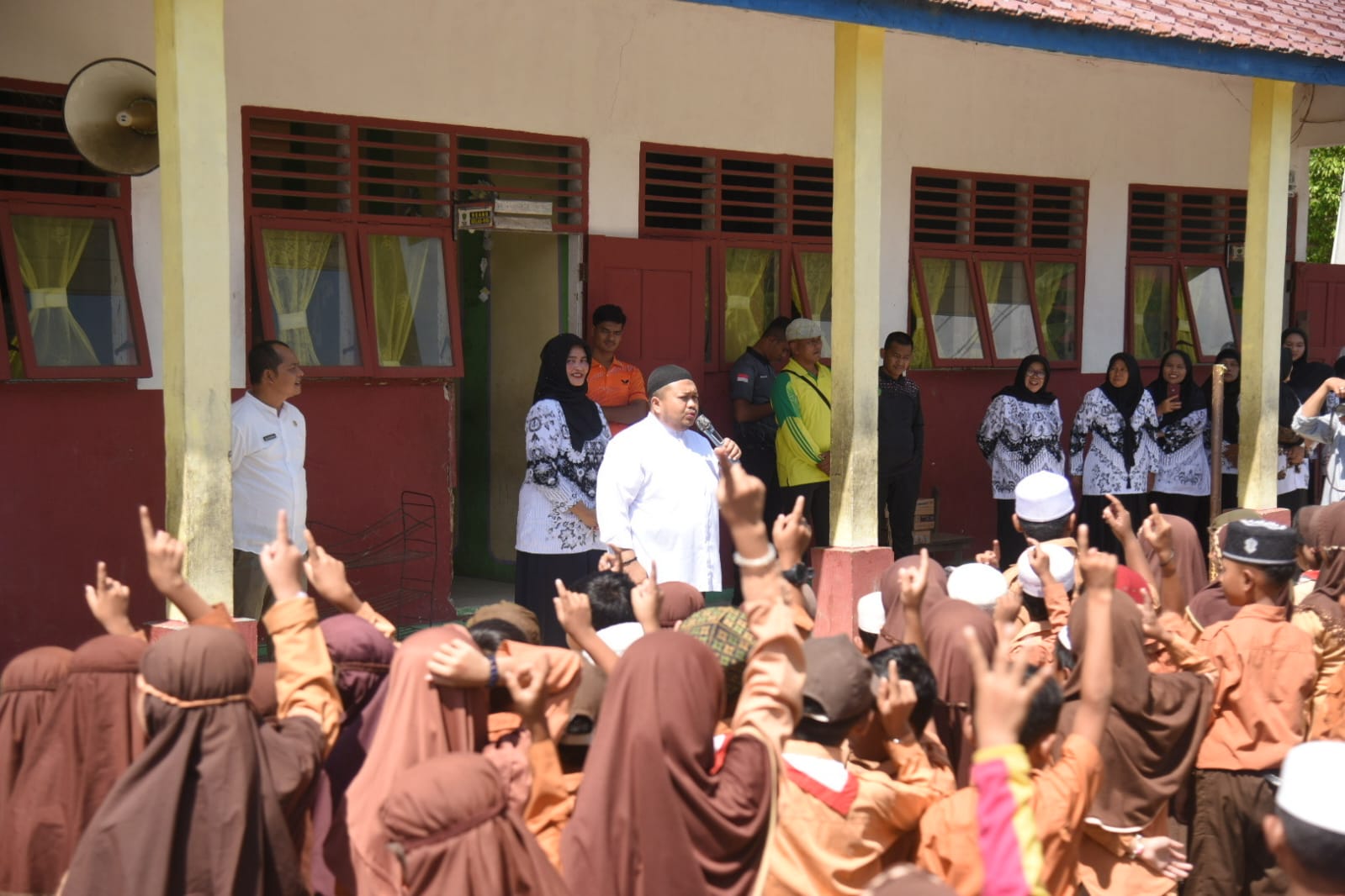 Bupati Tapsel Dolly Pasaribu saat mengunjungi SDN 101112 Desa Sipange Kecamatan Sayurmatinggi sekaligus beri susu gratis kepada para siswa-siswi SDN tersebut, Jum'at (17/5-24). Foto : BP/Ist