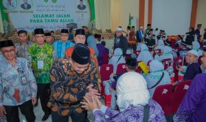 Wali Kota Medan Bobby Nasution saat melepas calon haji Kloter IV asal Medan. BP/erwan