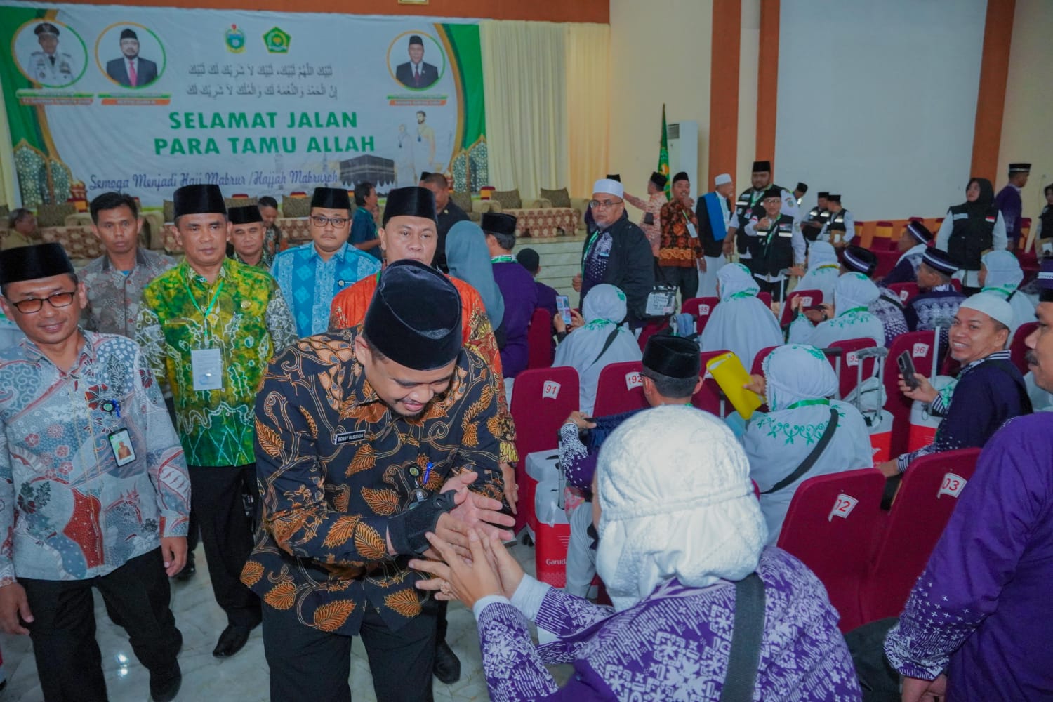 Wali Kota Medan Bobby Nasution saat melepas calon haji Kloter IV asal Medan. BP/erwan
