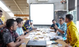 PJ Sekda Medan Topan Ginting memberikan arahan revitalisasi Kompleks Kebun Bunga Medan. BP/erwan