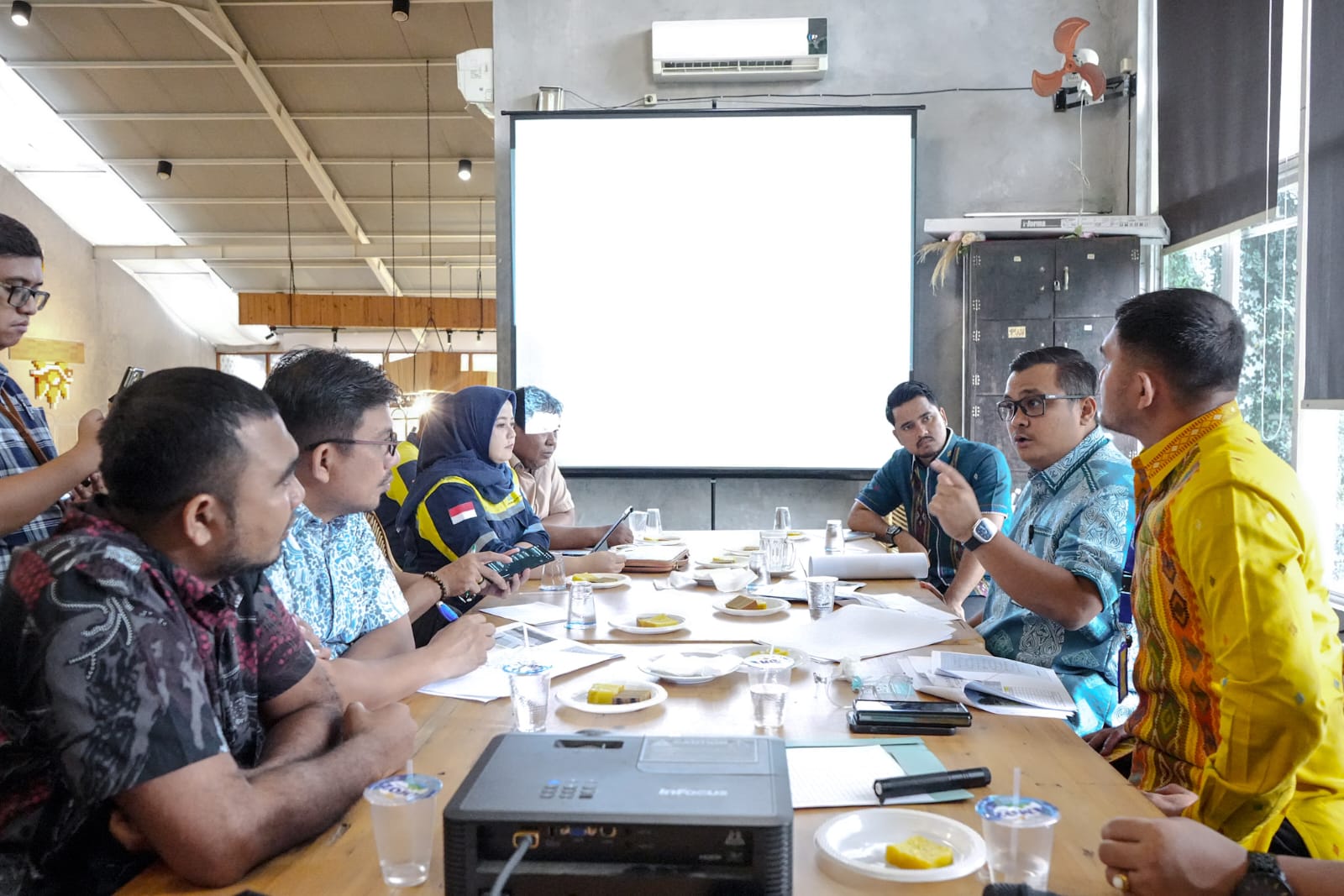 PJ Sekda Medan Topan Ginting memberikan arahan revitalisasi Kompleks Kebun Bunga Medan. BP/erwan
