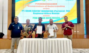 Dirut PUD Pasar Medan Suwarno (tengah) foto bersama usai saat teken MoU . BP/erwan