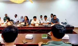 Dirut PUD Pasar Medan Suwarno saat mengikuti Rakor TPID. BP/erwan