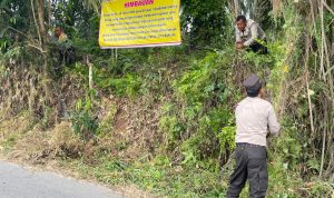 Polisi memasang plang imbauan.(Istimewa)
