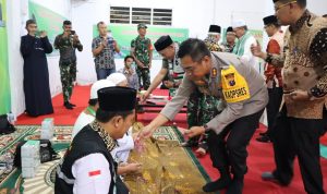Kapolres Toba melepas jemaah haji.(Istimewa)