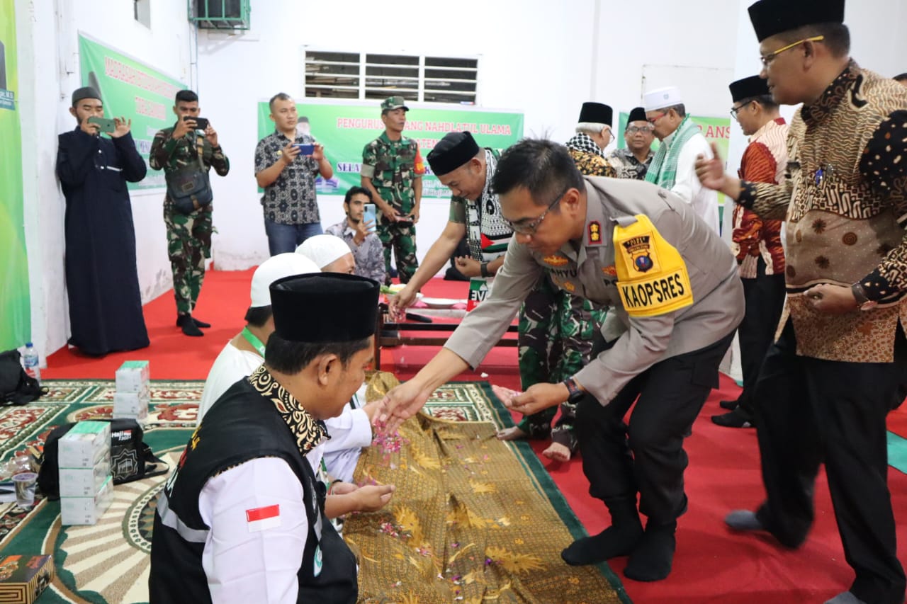 Kapolres Toba melepas jemaah haji.(Istimewa)