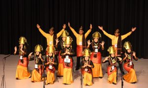Penari PKK Desa Pardomuan dari binaan TP PKK Tapsel saat tampil mewakili Provinsi Sumut dalam Lomba Tari Kreasi Jingle Gelari Pelangi di Kota Surakarta, Kamis (16/5-24). Foto : BP/Ist