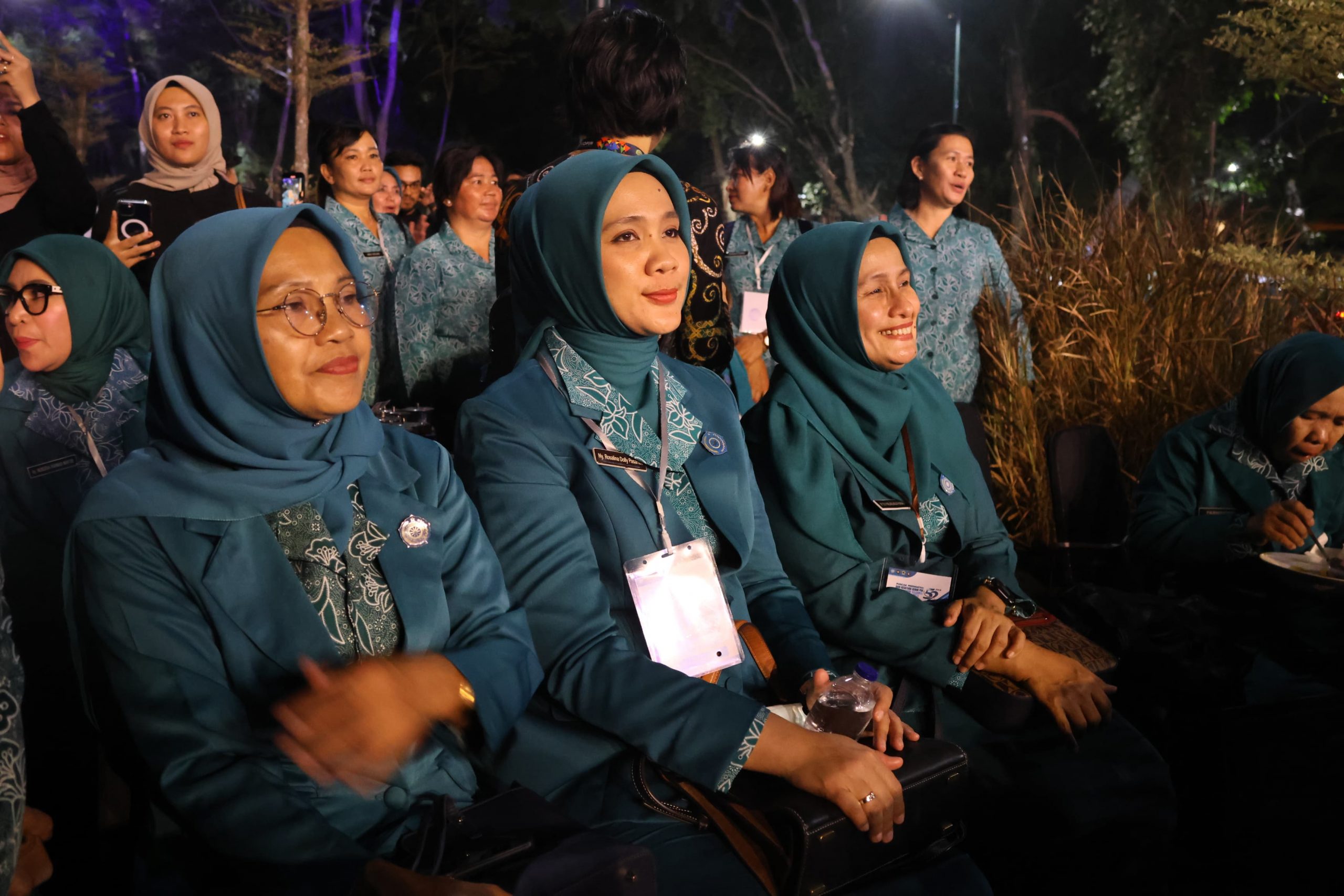 Ketua TP PKK Tapsel Ny Rosalina Dolly Pasaribu saat menghadiri malam puncak peringatan HKG PKK di Kota Solo, Kamis (16/5-24). Foto : BP/Ist