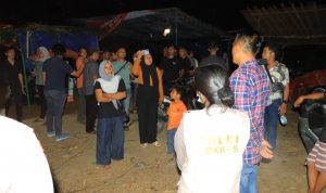 tim kedokteran dan kepolisian turun mengecek kesehatan warga.(Istimewa)