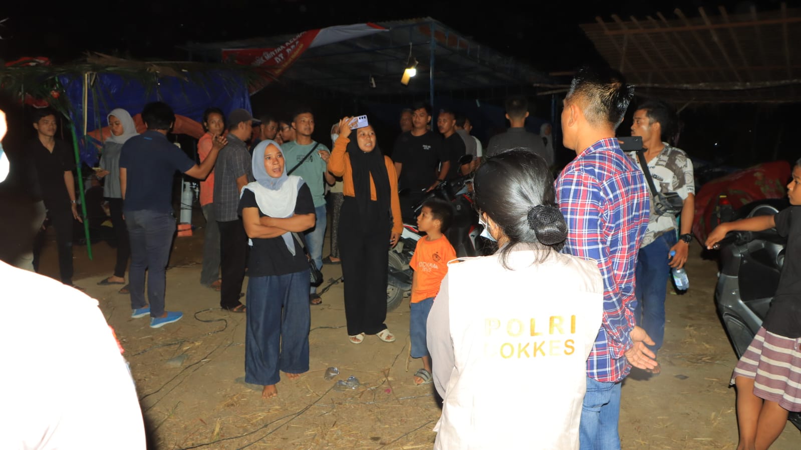 tim kedokteran dan kepolisian turun mengecek kesehatan warga.(Istimewa)