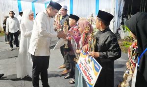 Wali Kota Medan Bobby Nasution saat memberikan hadiah kepada pemenang di MTQ ke-57 Kota Medan Tahun 2024 di Kecamatan Medan Tuntungan. BP/erwan