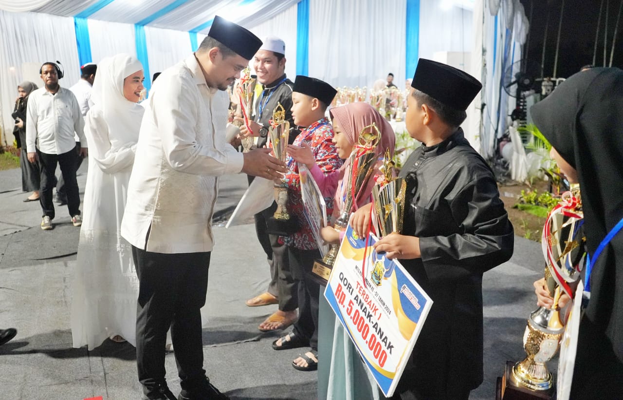 Wali Kota Medan Bobby Nasution saat memberikan hadiah kepada pemenang di MTQ ke-57 Kota Medan Tahun 2024 di Kecamatan Medan Tuntungan. BP/erwan