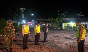 Kepolisian dan TNI berdoa sebelum melakukan patroli.(Istimewa).