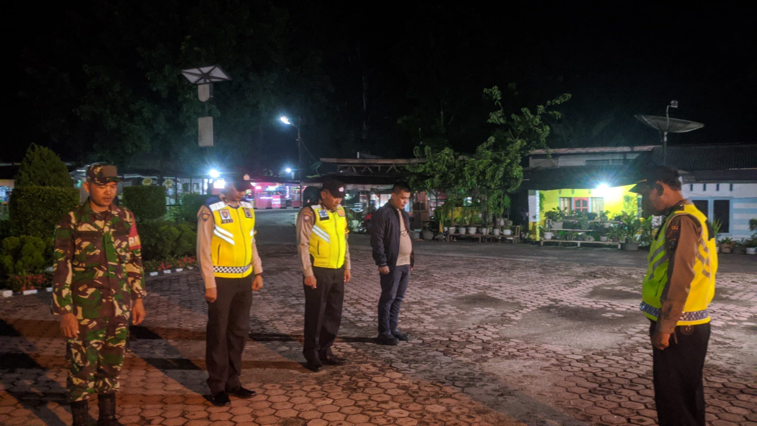 Kepolisian dan TNI berdoa sebelum melakukan patroli.(Istimewa).