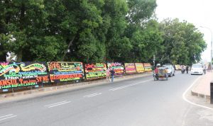 Karangan bunga dari masyarakat untuk Polres Labuhanbatu.(Istimewa)
