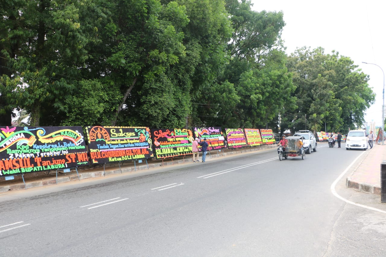 Karangan bunga dari masyarakat untuk Polres Labuhanbatu.(Istimewa)