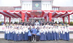 Bupati Tapsel Dolly Pasaribu foto bersama dengan Forkopimda dan peserta upacara usai peringatan Harkitnas ke-116 tahun 2024 di Lapangan Parade Komplek Perkantoran Pemkab Tapsel di Sipirok, Senin (20/5-24). Foto : BP/Ist