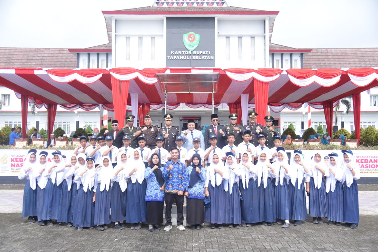 Bupati Tapsel Dolly Pasaribu foto bersama dengan Forkopimda dan peserta upacara usai peringatan Harkitnas ke-116 tahun 2024 di Lapangan Parade Komplek Perkantoran Pemkab Tapsel di Sipirok, Senin (20/5-24). Foto : BP/Ist