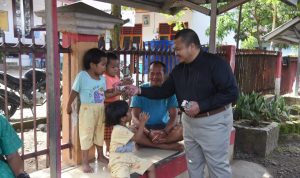 Bupati Tapsel Dolly Pasaribu saat membagikan susu gratis kepada anak-anak di Desa Pargarutan Angkola Timur, Selasa (21/5-24). Foto : BP/Ist