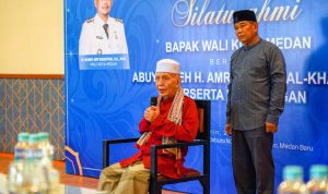 Abuya Syeh H Amran Waly Al-khalidi saat menyampaikan saat acara silaturahmi dan jamuan makan siang bersama Wali Kota Medan Bobby Nasution. BP/erwan