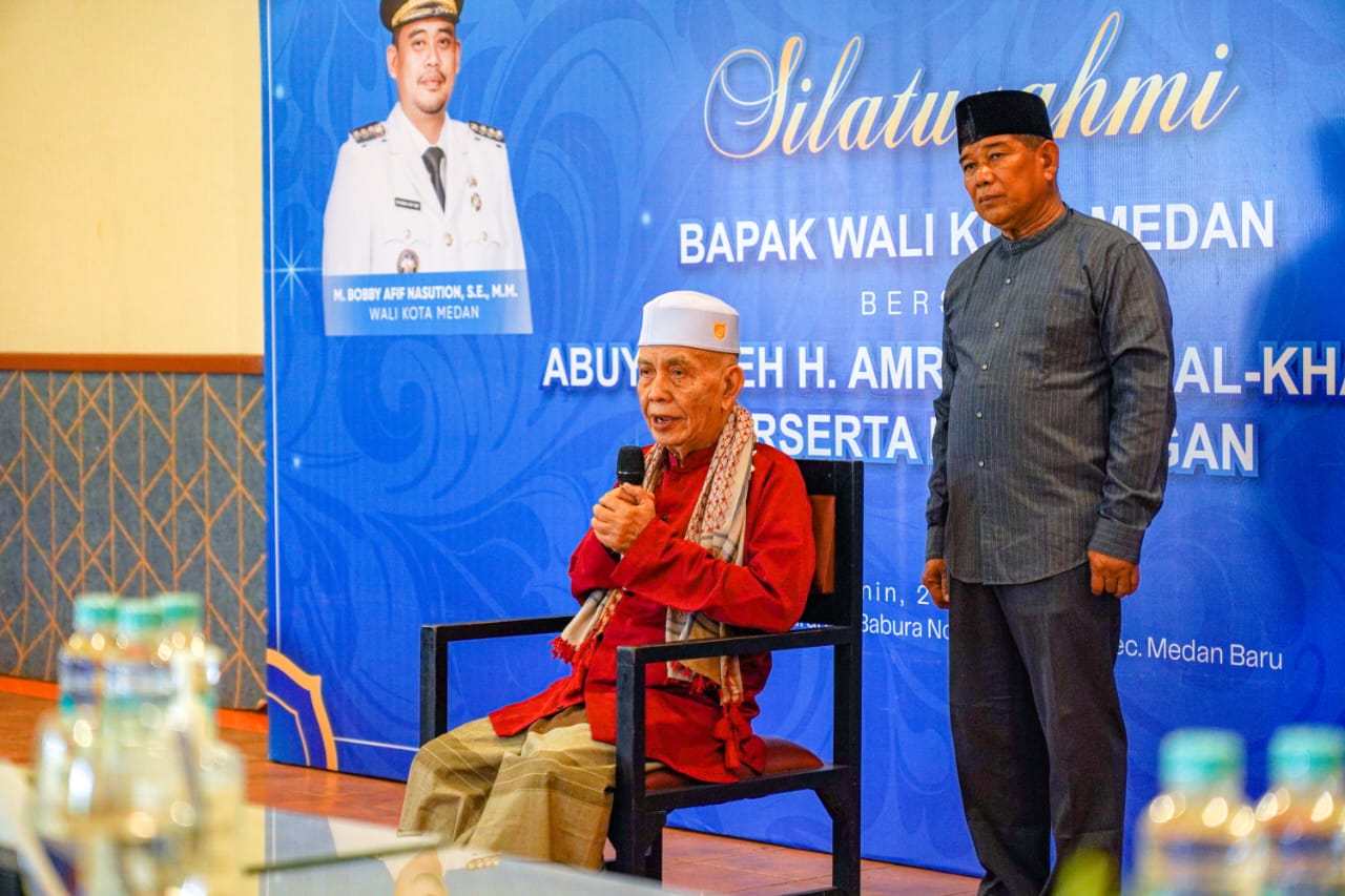 Abuya Syeh H Amran Waly Al-khalidi saat menyampaikan saat acara silaturahmi dan jamuan makan siang bersama Wali Kota Medan Bobby Nasution. BP/erwan
