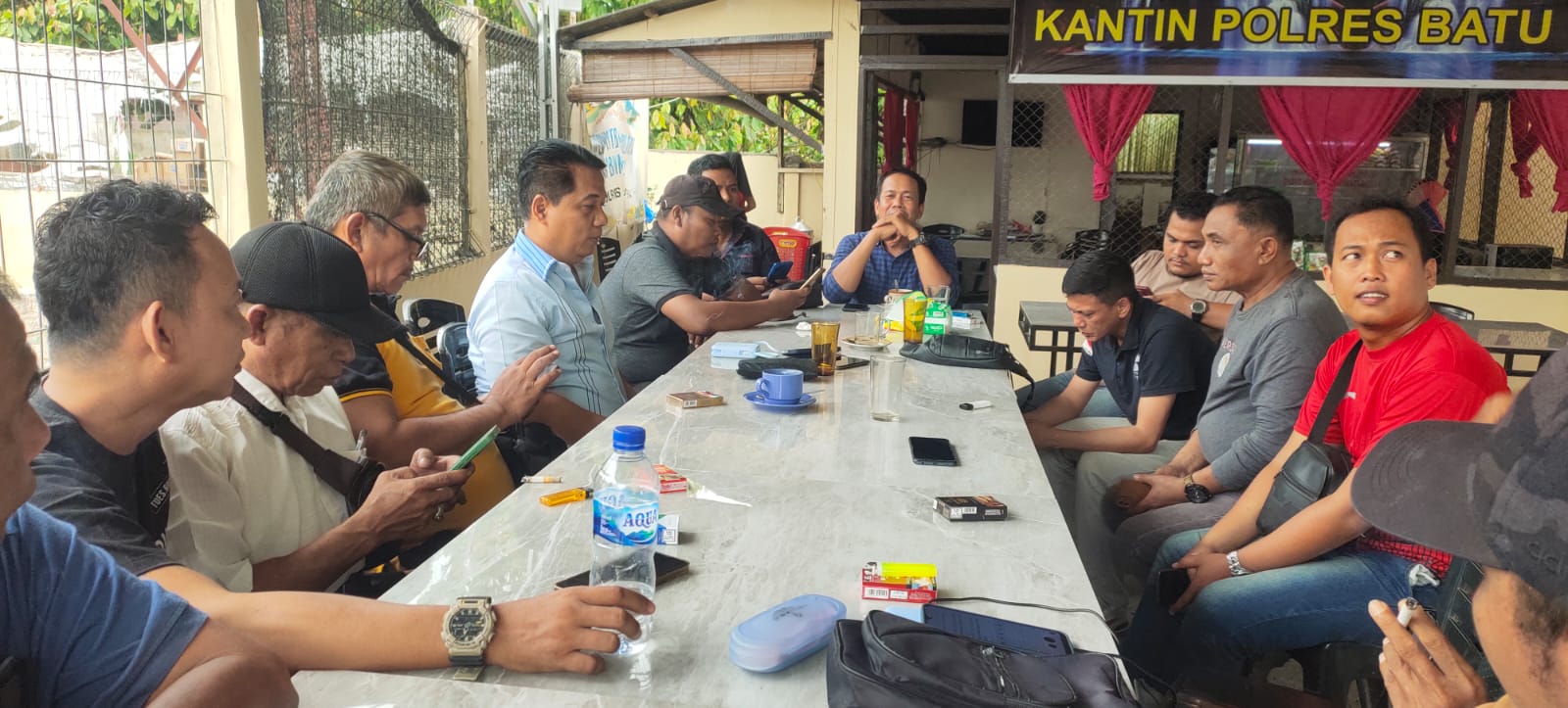 Elemen masyarakat dan media ketika bersilaturahmi dengan Kasatres Narkoba Polres Batu Bara.(Istimewa)