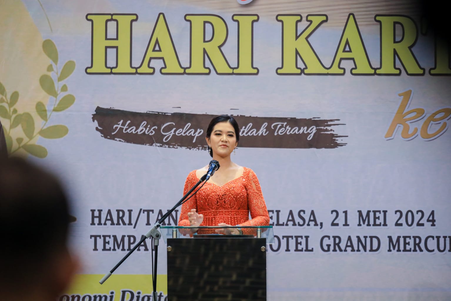 Ketua TP PKK Medan Kahiyang Ayu saat memberikan sambutan pada hari Kartini ke-145 di Hotel Grand Mercure Medan, Selasa (21/5/2024). BP/erwan