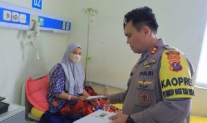 Kapolres Labuhanbatu ketika menjengkelkan anggota yang sakit.(Istimewa).