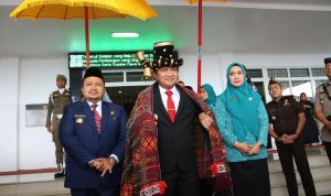 Pj Gubsu Hassanudin disambut secara Adat Tapsel saat menyerahkan Tunggul Kecamatan Terbaik tingkat Sumut kepada Camat Sipirok, Rabu (22/5-24). Foto : BP/Ist