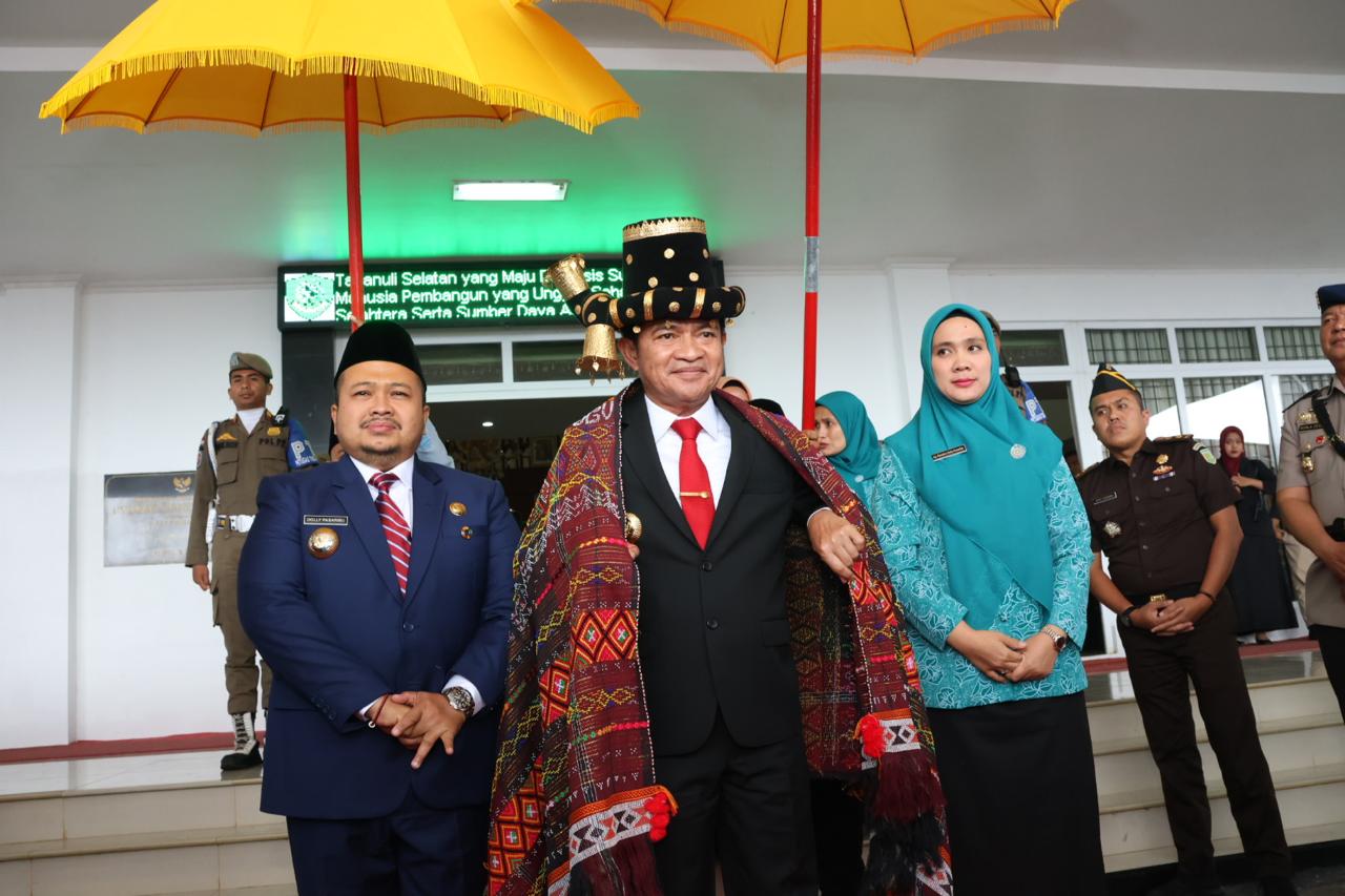 Pj Gubsu Hassanudin disambut secara Adat Tapsel saat menyerahkan Tunggul Kecamatan Terbaik tingkat Sumut kepada Camat Sipirok, Rabu (22/5-24). Foto : BP/Ist