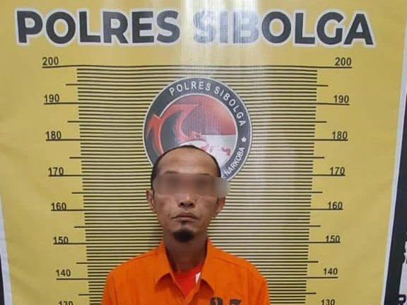 pelaku ketika diamankan petugas kepolisian.(Istimewa)