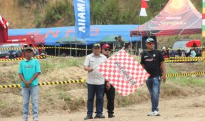 Dandim 0212/Tapsel Letkol Inf Amrizal Nasution saat mengibarkan bendera start tanda dimulainya kejuaraan Grasstrack dan Motocross Tropi Boby Afif Nasution, Sabtu (25/5-24). Foto : BP/Ist