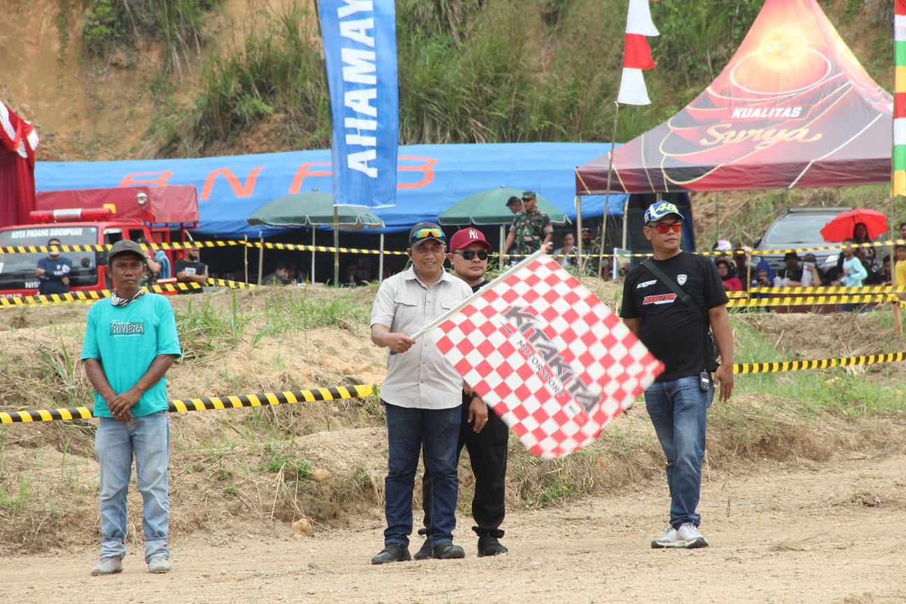 Dandim 0212/Tapsel Letkol Inf Amrizal Nasution saat mengibarkan bendera start tanda dimulainya kejuaraan Grasstrack dan Motocross Tropi Boby Afif Nasution, Sabtu (25/5-24). Foto : BP/Ist